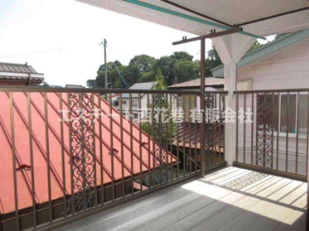 【商談中】花巻市愛宕町　土地建物のバルコニー|広めのベランダがあります。