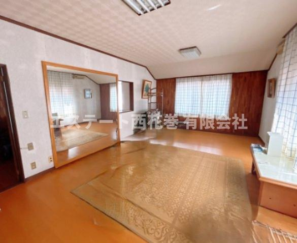 【商談中】花巻市愛宕町　土地建物の洋室|以前は日舞の練習場として利用していたので大きな鏡があります。