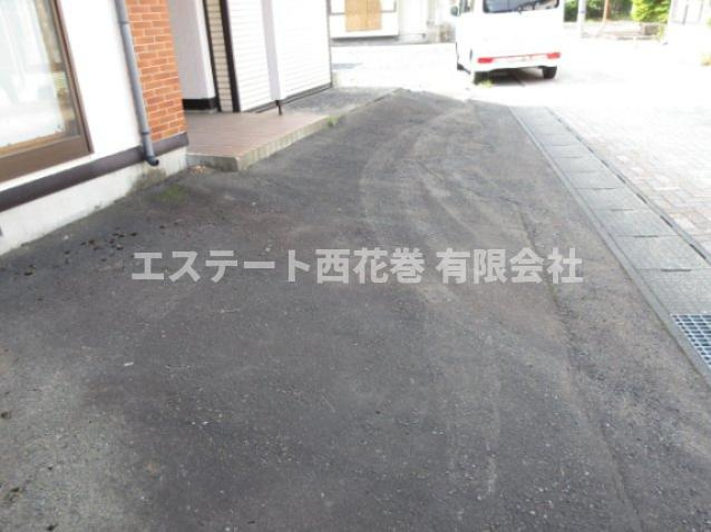 【商談中】花巻市愛宕町　土地建物の駐車場|大きくなければ建物前に縦列2台と車庫に1台駐車可能です。