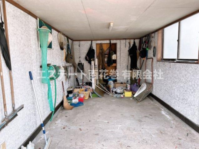 【商談中】花巻市愛宕町　土地建物の駐車場|車庫内、高さがある車は難しいです。