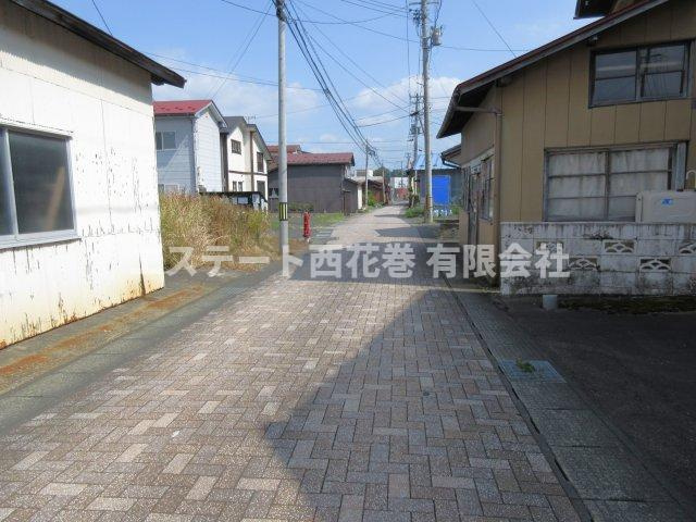 【商談中】花巻市愛宕町　土地建物の前面道路含む現地写真