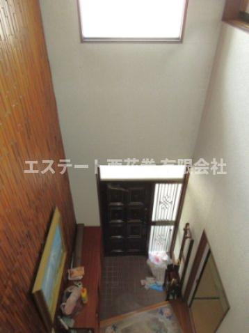 【商談中】花巻市愛宕町　土地建物の玄関|吹抜けがあり開放的な玄関です。