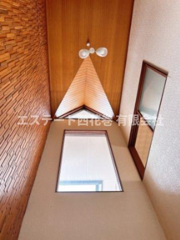 【商談中】花巻市愛宕町　土地建物の玄関|天井が高い（吹抜け）