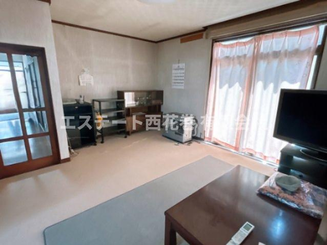 【商談中】花巻市愛宕町　土地建物の居間・リビング|キッチンとリビングには床暖房が入っています（灯油）