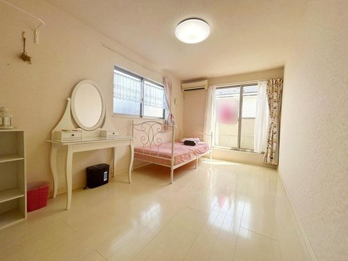 【洋室】 | 海老名市上郷３丁目　中古戸建 | 落ち着いた色調の洋室です