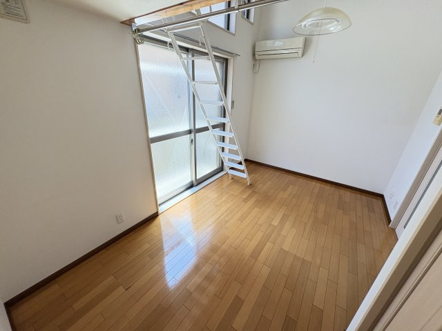 エール本八幡Aの居間・リビング