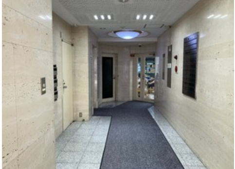 日機ビルのロビー