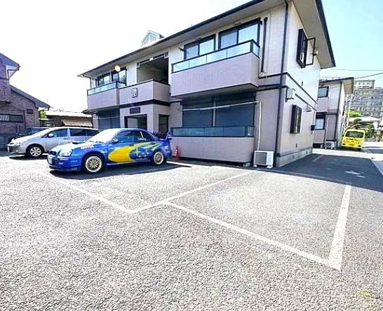 メゾンドールの駐車場