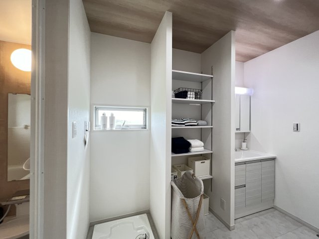 橿原市曲川3丁目全5区画の洗面所|収納充実しているのでタオルや洗剤ストックがたくさん置けます。