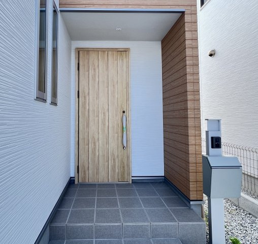 橿原市曲川3丁目全5区画の玄関| 洋風のお洒落な玄関ドアです！