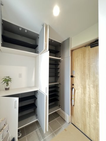 橿原市曲川3丁目全5区画の玄関|大容量のシューズボックス付き