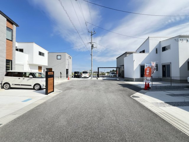 橿原市曲川3丁目全5区画の前面道路含む現地写真