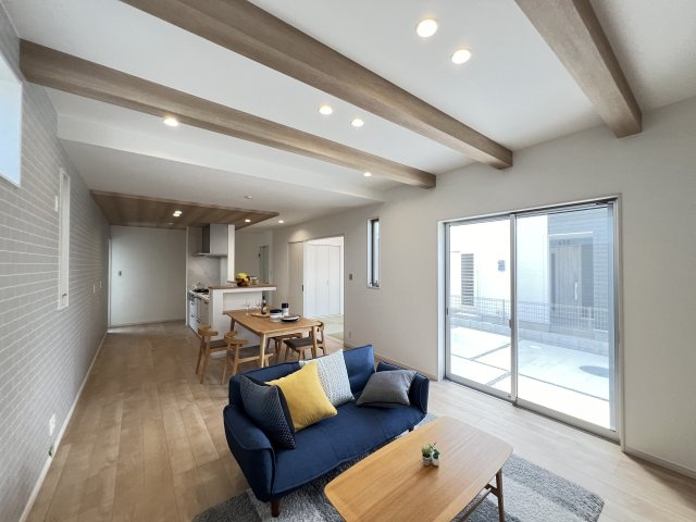橿原市曲川3丁目全5区画の居間・リビング|天井に見せ梁があって木の温もりを感じる空間です！