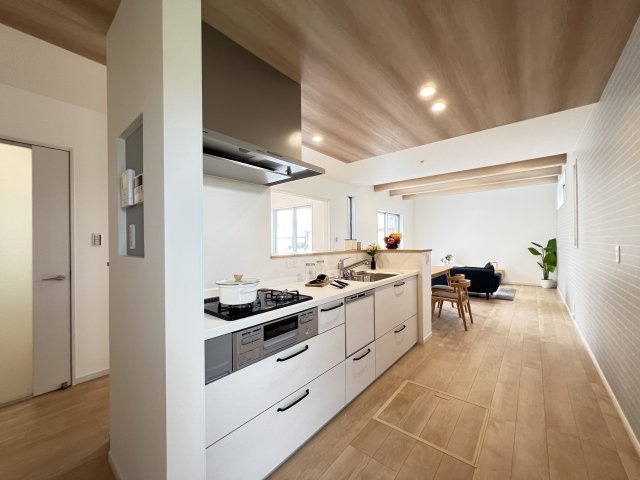 橿原市曲川3丁目全5区画のキッチン|料理をしているときに圧迫感がなく家族との会話を楽しめます