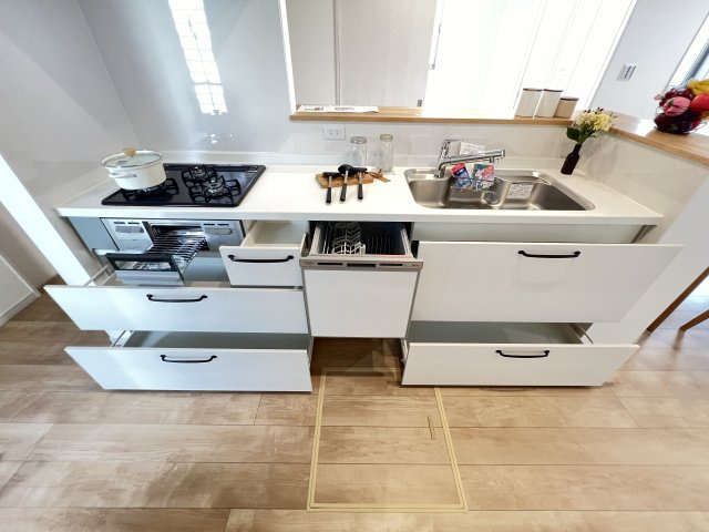 橿原市曲川3丁目全5区画のキッチン|引き出し収納で使いやすいシステムキッチン