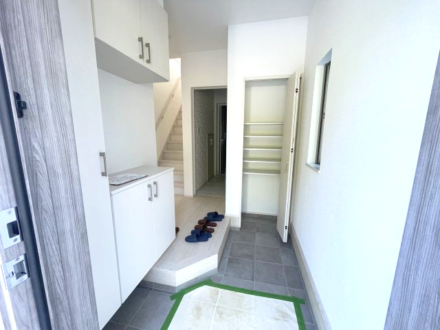 佐伯区五月が丘４丁目　№36071の玄関|広々とし、収納も充実
している玄関です。