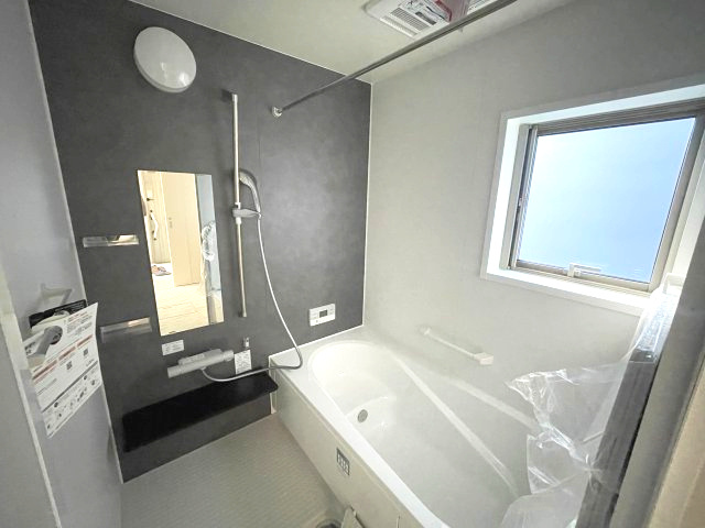 佐伯区五月が丘４丁目　№36071の浴室|グレーを基調とした
おしゃれな浴室
