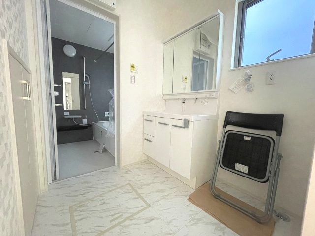 佐伯区五月が丘４丁目　№36071の独立洗面台|大きな3面鏡付き
裏には収納もあり便利です。