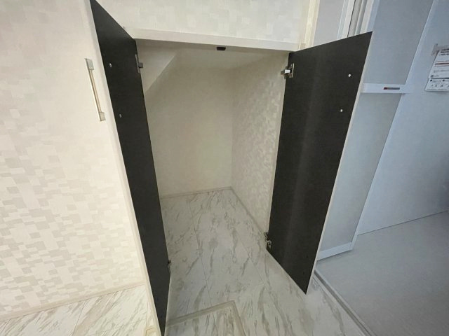 佐伯区五月が丘４丁目　№36071の収納|階段下収納付きです。