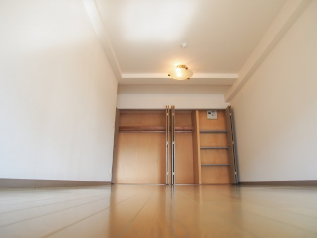 アークパレス誠の洋室