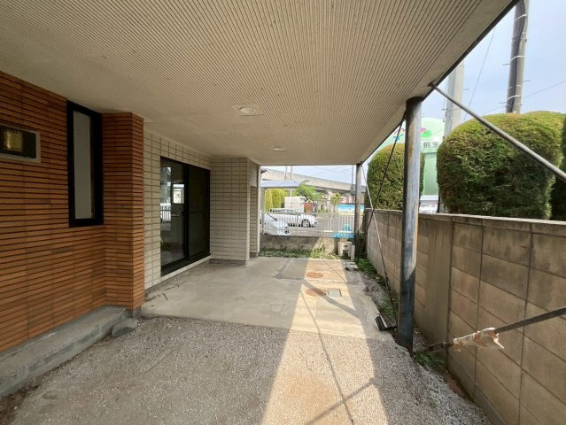 仲町3丁目住宅の駐車場|車をお持ちの方に嬉しい屋根付き、駐車場付きの物件です