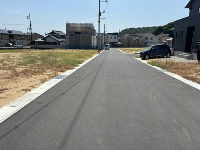【前面道路含む現地写真】 | 土地　玉島乙島　全18区画 | 団地内前面道路は幅員6ｍを確保しており、車の運転もストレスなく行えます。