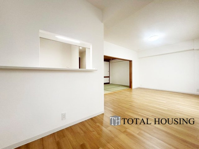 【居間・リビング】 | ライオンズマンション円山南 | 忙しい朝もしっかり家族が揃って食事をして頂けるゆとりある大きさのダイニングスペース。奥様が作る手料理をたくさん並べて頂き、テーブルで囲む健やかな食事の時間を存分に愉しんで下さい。