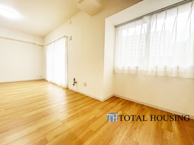 【居間・リビング】 | ライオンズマンション円山南 | 南向きに大きく開いた窓からは、明るい陽射しが射し込みます。
爽やかな風が吹き抜ける心地良いリビングには、自然と家族が集まります。