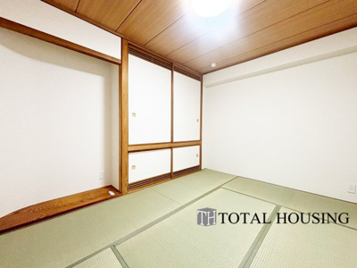 【和室】 | ライオンズマンション円山南 | 和室　約6.0帖
一室和室が備わっています。畳の香りと落ち着いた雰囲気が魅力で、リラックスした時間を過ごせます。和の趣を感じる特別な空間をお楽しみください。