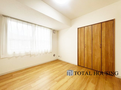 【洋室】 | ライオンズマンション円山南 | 洋室　約4.1帖
充分な広さと収納機能を備えた部屋はお子様の自発性と成長を促します。お子様の成長を支える、勉強や好きなことに没頭する学びの空間にどうぞ。