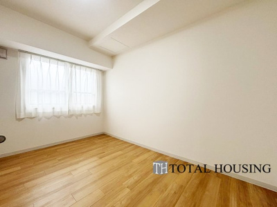 【洋室】 | ライオンズマンション円山南 | 洋室　約5.6帖
大きな窓からたっぷりの日差しが降り注ぐ明るい室内です。気持ちの良い朝日を受けて、目覚めの良い健康的な朝を迎えられそうです。