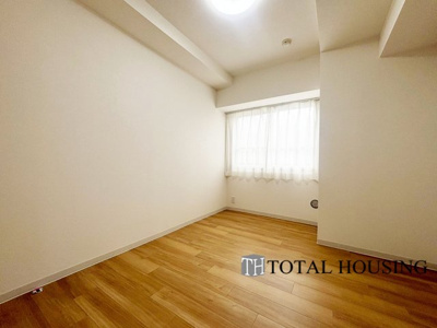 【洋室】 | ライオンズマンション円山南 | 洋室　約4.6帖
家族一人ひとりの大切なプライベート空間。趣味に合わせて使って頂けるようシンプルに仕上げてあります。暮らし心地を大きく左右する収納を、適材適所に配置し使い勝手を考慮しました。