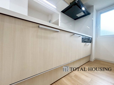 【キッチン】 | ライオンズマンション円山南 | キッチンの脇には窓がある為、お料理も明るくなりますし換気もしやすそうですね。