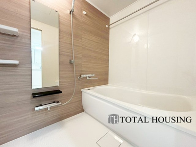 【浴室】 | ライオンズマンション円山南 | アクセントパネルで落ち着きのある雰囲気を演出したバスルーム♪毎日の疲れを癒やすバスタイムをお楽しみ下さい！