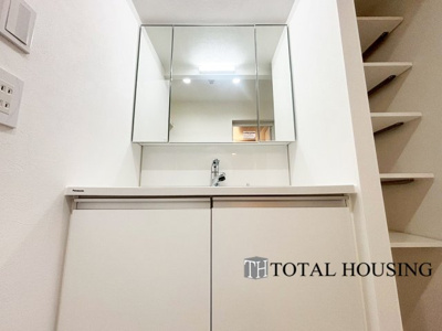 【独立洗面台】 | ライオンズマンション円山南 | 大きな三面鏡、実用性と機能美を兼ね備えた洗面化粧台です♪ノズルが伸びお手入れもしやすくなっています。リネン類、ストック用品もしまえる豊富な収納量でスッキリ綺麗な空間を保っておけます♪