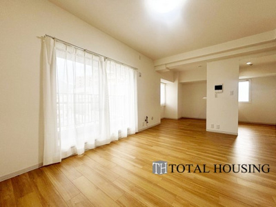 【居間・リビング】 | ライオンズマンション円山南 | 広々としたリビングは、家族全員がのびのびとくつろげる憩いの場所です。明るい光が差し込み、温かみのある空間が、毎日の生活をより豊かで楽しいものにしてくれます。家族みんなで集まるのが楽しみです。