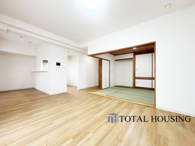 【居間・リビング】 | ライオンズマンション円山南 | 来客の際には、LDKと和室の間の扉を開けることで、開放感あふれる空間に！