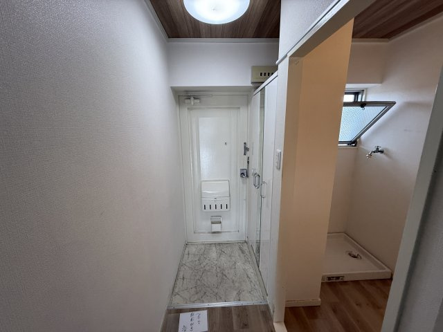 アスモ岡町の玄関