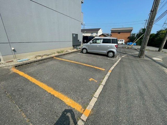 溝口ハイツの駐車場