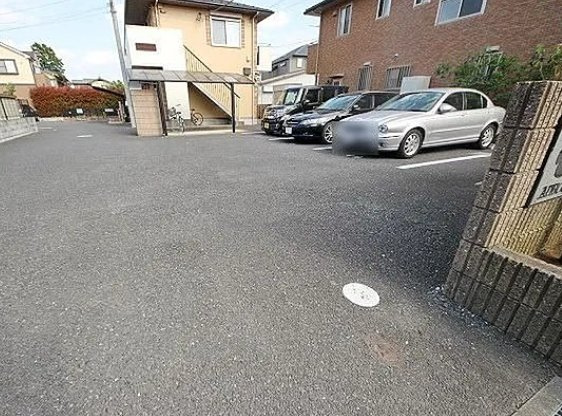 コンフォートレーベンBの駐車場