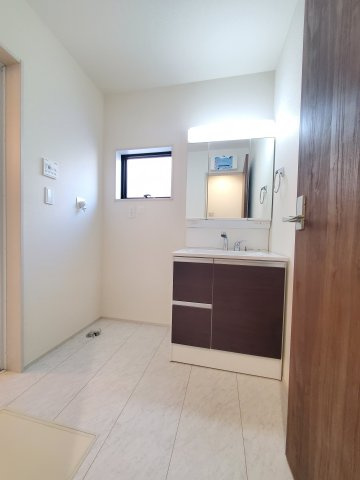 三郷市　彦糸1丁目　新築戸建　全5棟の洗面所|広い洗面スペース