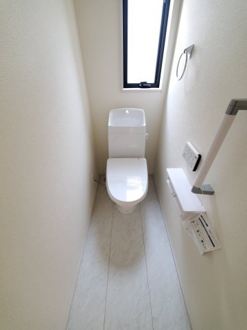 三郷市　彦糸1丁目　新築戸建　全5棟のトイレ|落ち着いた色調のトイレです
