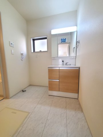 三郷市　彦糸1丁目　新築戸建　全5棟の洗面所|広い洗面スペース