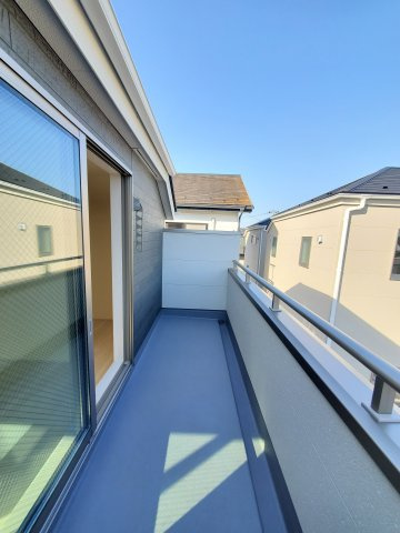 三郷市　彦糸1丁目　新築戸建　全5棟のバルコニー|開放的で明るい空間を演出してくれるバルコニーです