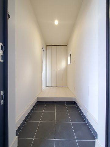 三郷市　彦糸1丁目　新築戸建　全5棟の玄関|シンプルで使いやすい玄関です