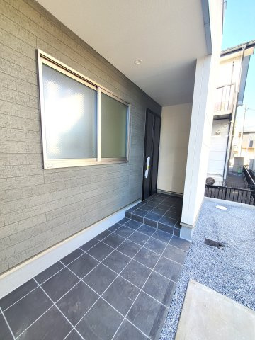 三郷市　彦糸1丁目　新築戸建　全5棟の玄関|明るい玄関です