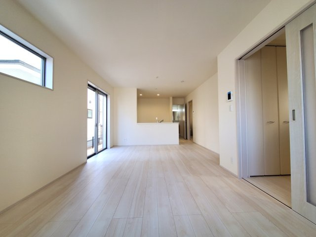 三郷市　彦糸1丁目　新築戸建　全5棟の居間・リビング|ゆったりとしたリビングです