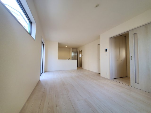 三郷市　彦糸1丁目　新築戸建　全5棟の居間・リビング|おしゃれなリビングです