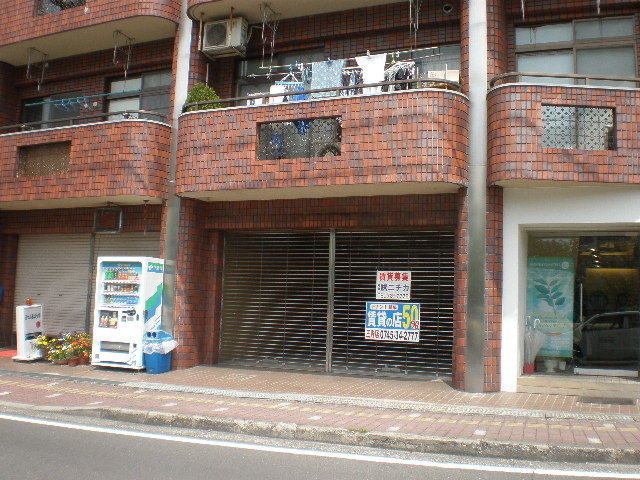 北葛城郡河合町広瀬台３丁目の店舗一部の外観