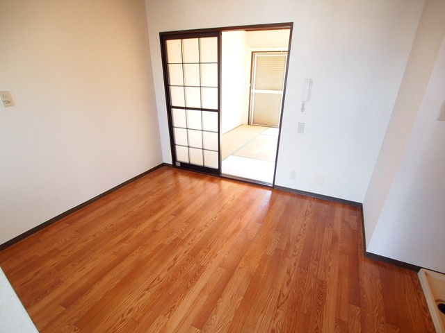 稲葉ハイツBの居間・リビング